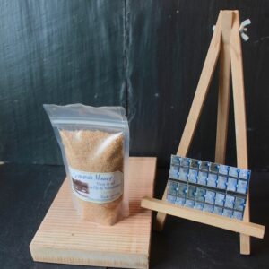 Fleur de sel naturelle, récoltée à la main à la surface de nos bassins d'argile puis séchée au soleil, aromatisée au Curry issu de l'agriculture biologique.