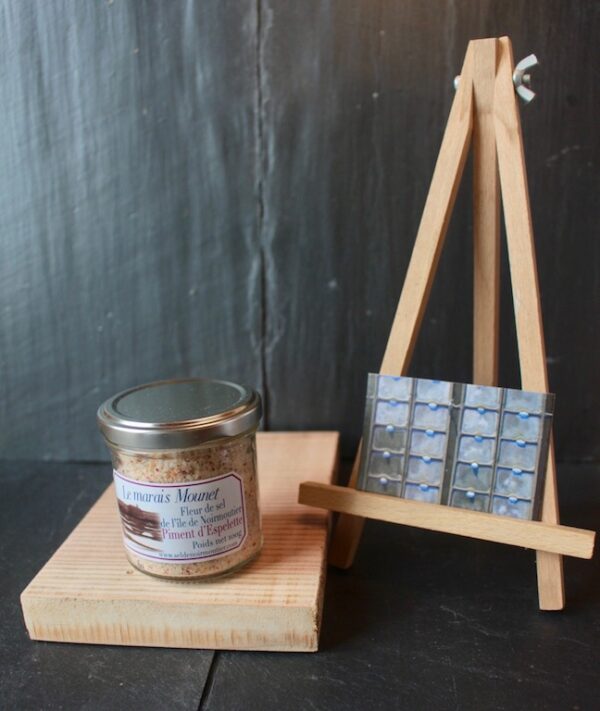 Fleur de sel naturelle, récoltée à la main à la surface de nos bassins d'argile à Noirmoutier puis séchée au soleil, aromatisée au Piment d’Espelette issu de l'agriculture biologique.