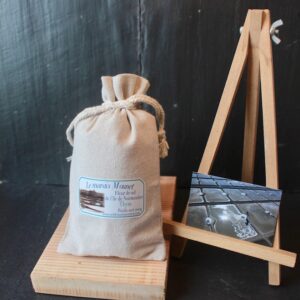 Fleur de sel naturelle, récoltée à la main à la surface de nos bassins d'argile à Noirmoutier puis séchée au soleil, aromatisée au Thym issu de l'AB.