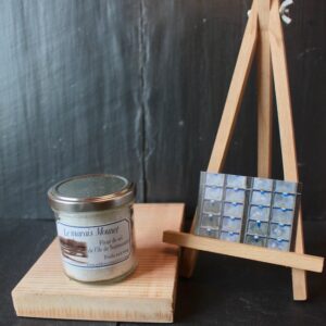 Fleur de sel naturelle, récoltée à la main à la surface de nos bassins d'argile puis séchée au soleil et conditionnée dans son pot en verre par le saunier.