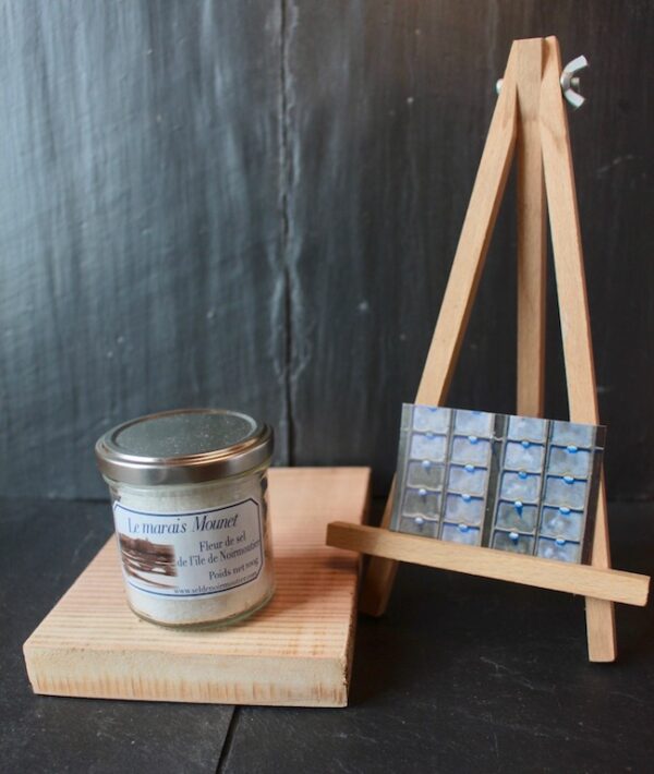 Fleur de sel naturelle, récoltée à la main à la surface de nos bassins d'argile puis séchée au soleil et conditionnée dans son pot en verre par le saunier.